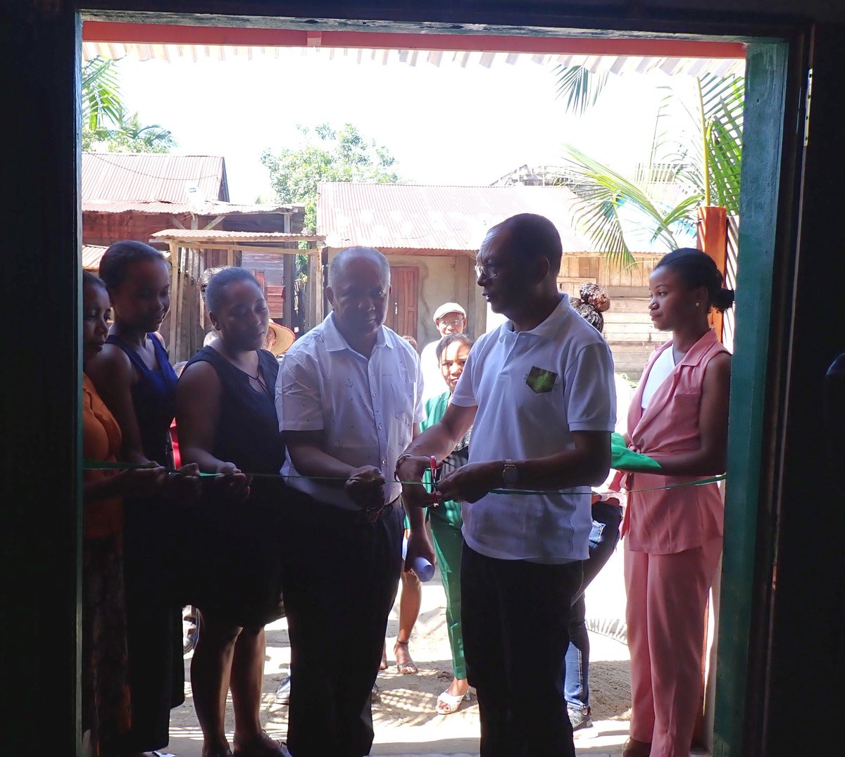 The physical knowledge platform "Ivo-toerana Mirohy" of our project   was implemented in Maroantsetra. Honored by the District chief, Pr Bruno Ramamonjisoa representing the project steering committee officialised its opening. <a href="/ESSAForets/">ESSA Eaux et Forêts</a> <a href="/Wyss_for_Nature/">Wyss Academy for Nature</a> @incolab_land @CDEunibe