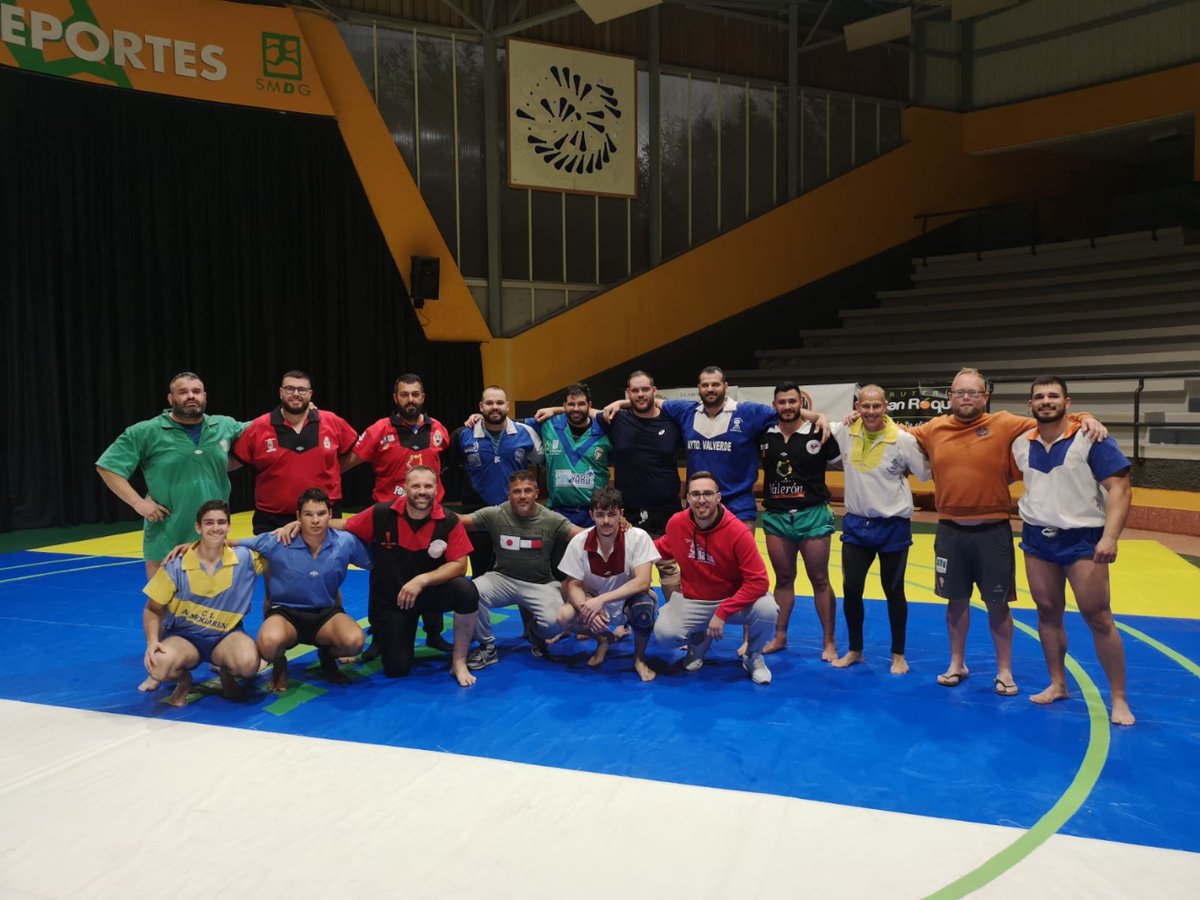 clramonjimenez's tweet photo. 📸 Gran entrenamiento de nuestro senior, preparando sus dos enfrentamientos de copa para esta semana. ¡Vamos Ramón Jiménez!. #renacemoscontuayuda #guiaesdeporte https://t.co/tGYnYDMrq1