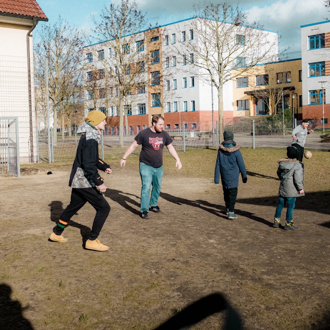 sbtBeatenberg's tweet photo. Ein Teil des SGM2 leistete letzte Woche einen evangelistischen Kurzeinsatz. Dort haben sie das Sozialwerk Leuchtturm beim Programm unterstützt. Dabei investierten sie sich sowohl in die Beziehungspflege zu den Jugendlichen, zudem haben sie Andachten vorbereitet und gehalten. https://t.co/NFtDuApHnL