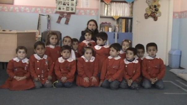 Yıl 2006. Şırnak/Cizre Şırgev Anaokulu’nda ben ve çocuklarım. Biz okul öncesi öğretmeni ‘öğrenci’ demeyiz onlar bizim öğrencimiz değil, çünkü biz oyun oynayarak birlikte öğreniriz. Meslektaşlarımızın da bir an önce çocuklarına kavuşması için #Okulöncesi20binözelalım