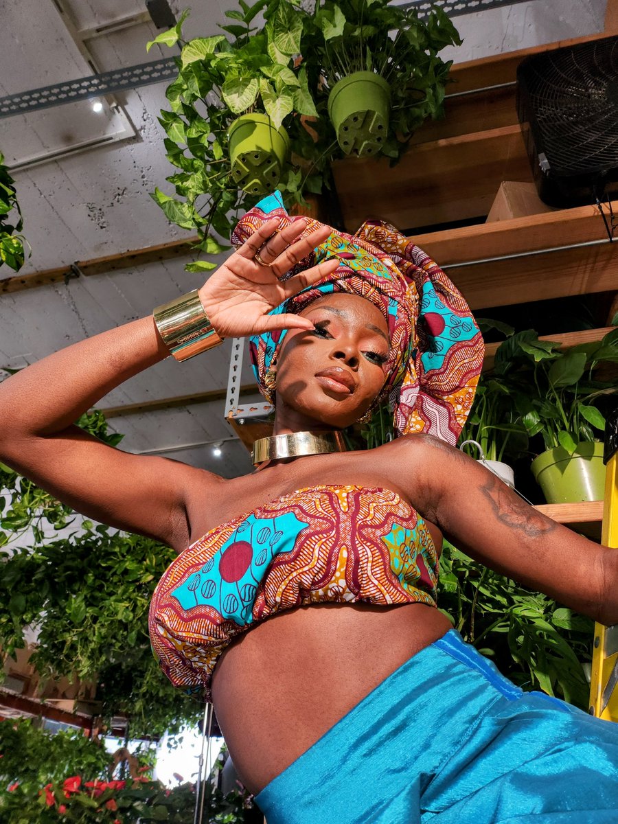 Android's tweet image. We’re in 💚with the fashion lookbook created by Shalom Blac and elevated with the Samsung Galaxy Z Flip4! Check out Shalom’s full lookbook on YouTube: youtube.com/watch?v=uF3e8h… #TeamAndroid #GalaxyZFlip4