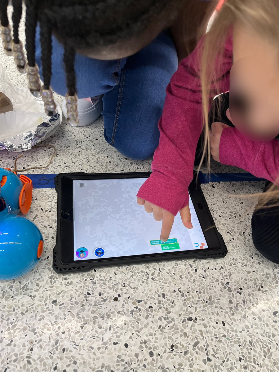 kcollazo's tweet image. After reading Jamie O’Rourke and the Big Potato, these #Kinder engineers built a carrier to get the potato out of the village AND coded Dash to pull it! #KindersCanCode! #STEM #STEMeducation