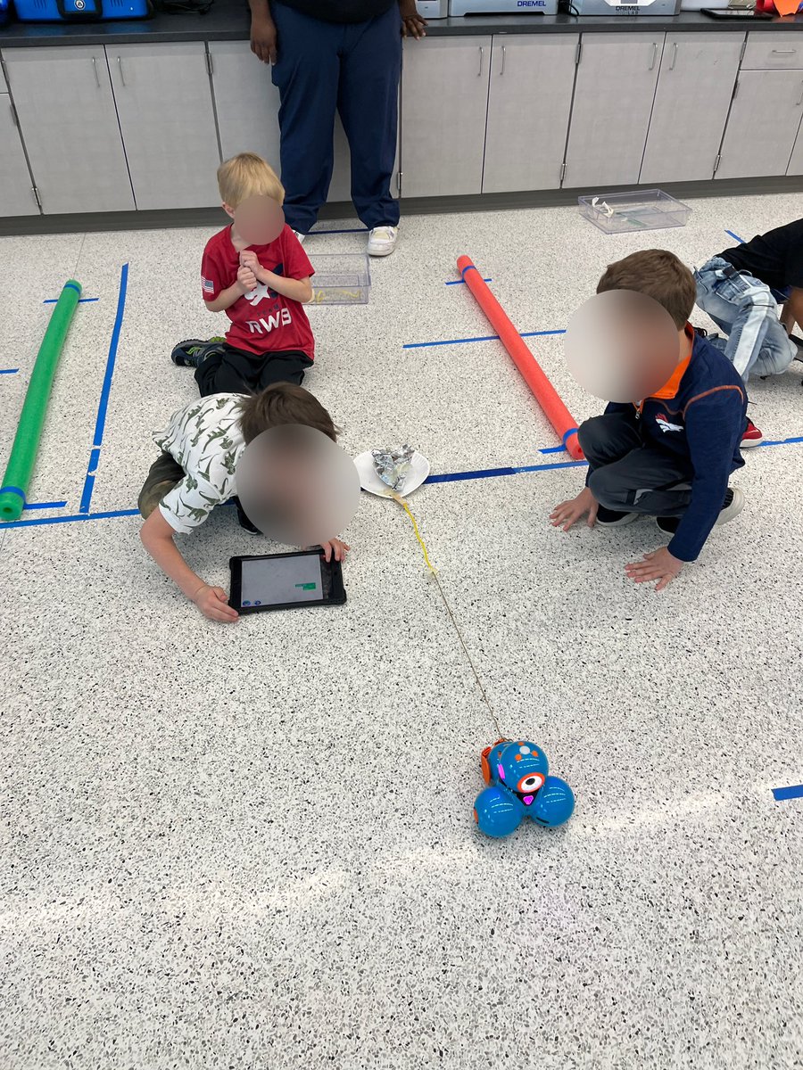 kcollazo's tweet image. After reading Jamie O’Rourke and the Big Potato, these #Kinder engineers built a carrier to get the potato out of the village AND coded Dash to pull it! #KindersCanCode! #STEM #STEMeducation