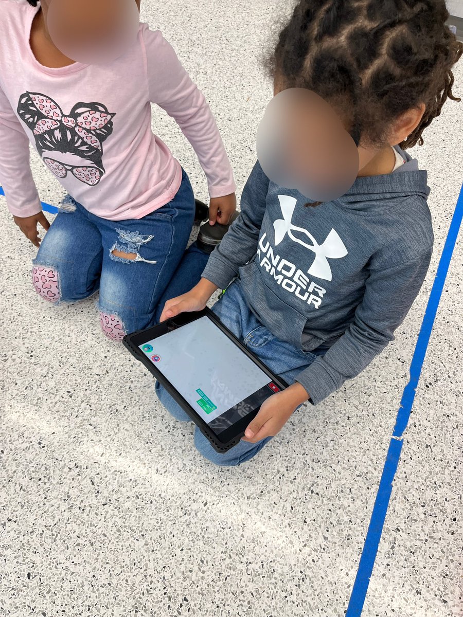 kcollazo's tweet image. After reading Jamie O’Rourke and the Big Potato, these #Kinder engineers built a carrier to get the potato out of the village AND coded Dash to pull it! #KindersCanCode! #STEM #STEMeducation