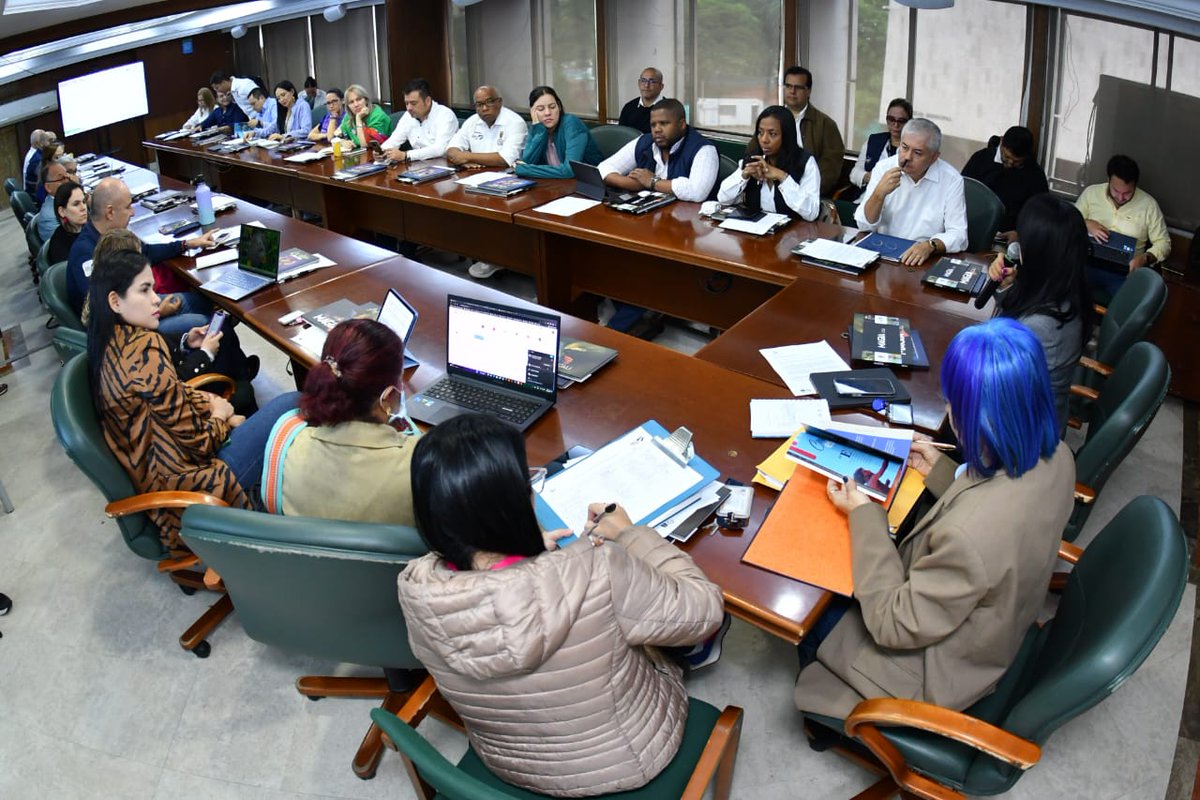 edrucali's tweet photo. #AEstaHora gerente #Edru @CruzYecid participa en la reunión del  Gabinete Distrital en donde socializamos los acciones que lidera la entidad.

@AlcaldiaDeCali 
@GobiernoCali

#CaliTeQuiere
#RenovaciónUrbana 
#CiudadParaíso https://t.co/M0pSECwaBB