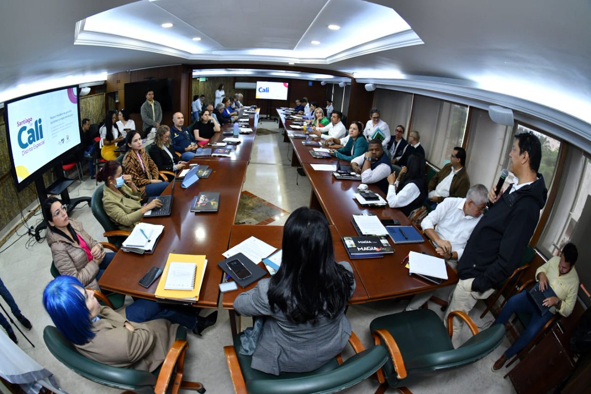 edrucali's tweet photo. #AEstaHora gerente #Edru @CruzYecid participa en la reunión del  Gabinete Distrital en donde socializamos los acciones que lidera la entidad.

@AlcaldiaDeCali 
@GobiernoCali

#CaliTeQuiere
#RenovaciónUrbana 
#CiudadParaíso https://t.co/M0pSECwaBB