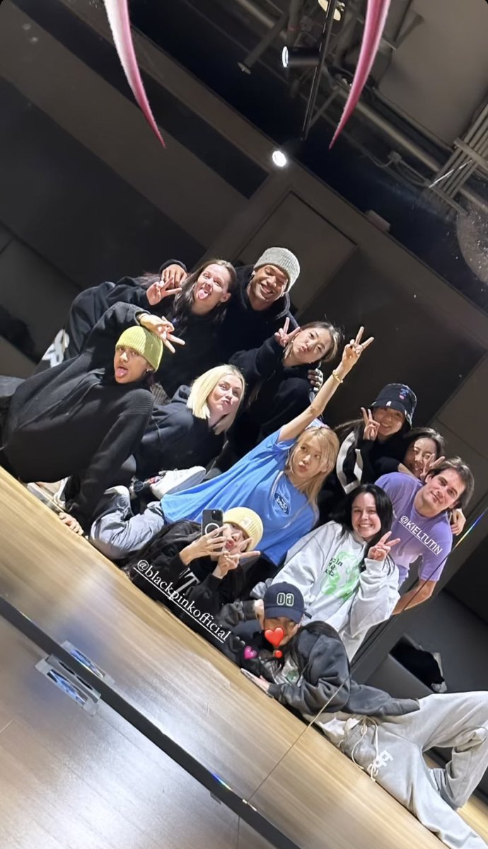 rarbiepark's tweet photo. #JISOO #JENNIE and #LISA Instagram Story Update with #ROSÉ https://t.co/T536omAi4U