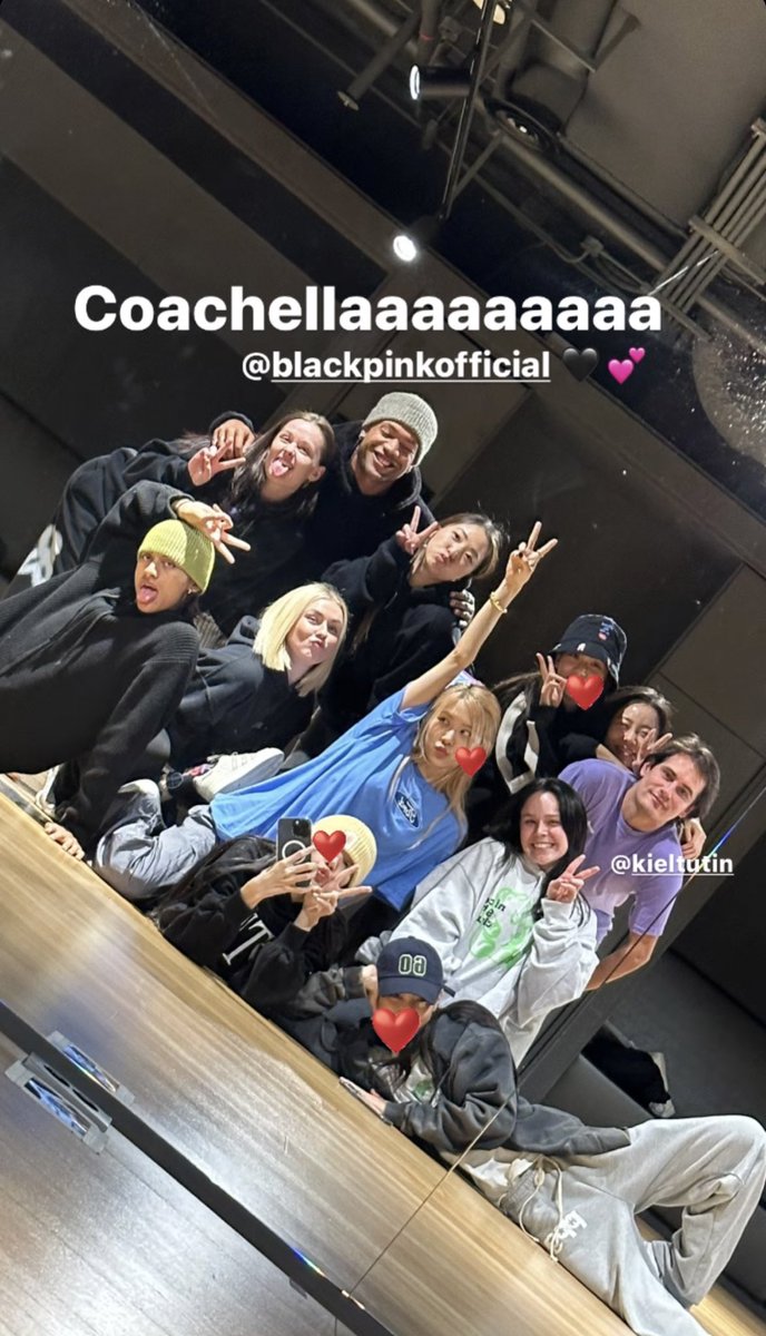 rarbiepark's tweet photo. #JISOO #JENNIE and #LISA Instagram Story Update with #ROSÉ https://t.co/T536omAi4U
