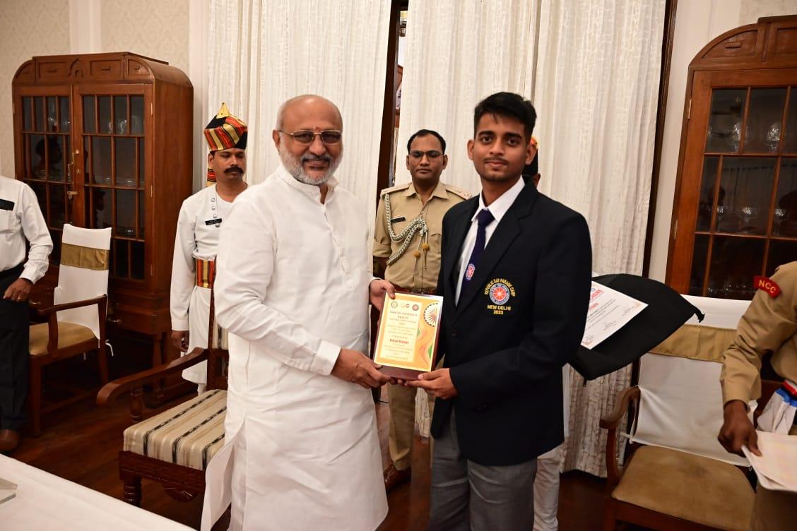 AmanKumar226's tweet photo. Felicitated by Honorable Governor of Jharkhand at Rajbhawan , Ranchi @_NSSIndia  @kamalkumarkar @YASMinistry @NSSRDPATNA @jhar_governor @JharkhandCMO @NssDcrRanchi @NssRURanchi  @AshaLakra79 @SethSanjayMP https://t.co/71W0405E5J
