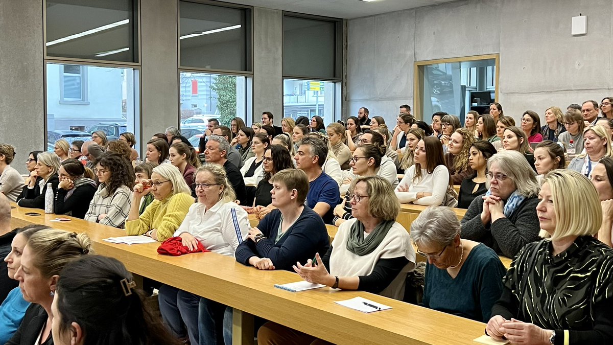 alain_berset's tweet image. An der @ost_fh bei den (künftigen) Pflegefachleuten sind viele Augen nach Bern gerichtet. Wir setzen die Pflegeinitiative rasch um: Die Ausbildungsoffensive ist beschlossen, ein Gesetz für bessere Arbeitsbedingungen auf dem Weg. Gefordert sind nun auch Kantone und Arbeitgebende.
