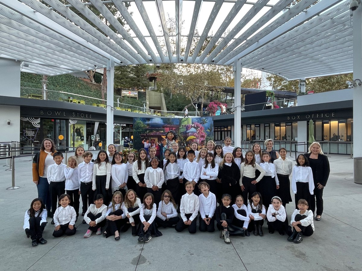 SMMUSD's tweet image. From #SMMUSD to the @HollywoodBowl! 😍Led by music teacher Jessi Gravelle, over 20 students were featured in @Disney's #Encanto at the Hollywood Bowl, performing in front of 18,000 people. Read more: bit.ly/SMMUSDatHollyw…  (📸: @ElementalMuSM &amp;amp; Randall Michelson Photography)