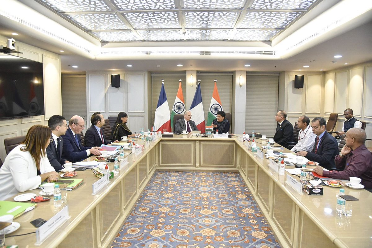 Minister <a href="/PiyushGoyal/">Piyush Goyal</a> held a meeting with Mr. Jean-Louis Bourlanges, President, French Parliamentary Standing Committee on Foreign Affairs. 

Discussion focused on ways to further strengthen the trade and investment ties between India and France.🇮🇳🇫🇷
