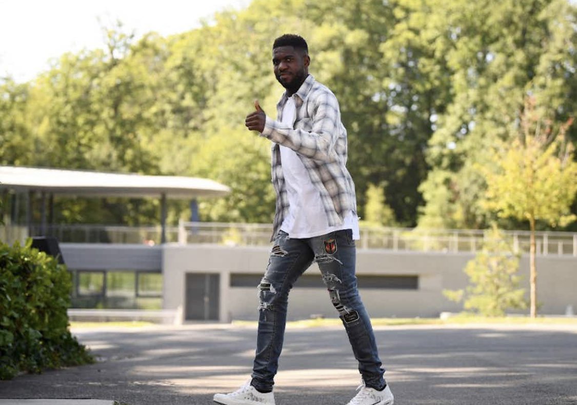 ExpressFoot_'s tweet image. Lundi, Samuel Umtiti était au centre d'entraînement de Décines. Il a rendu visite à son ancien club et coéquipiers.😍💙❤️