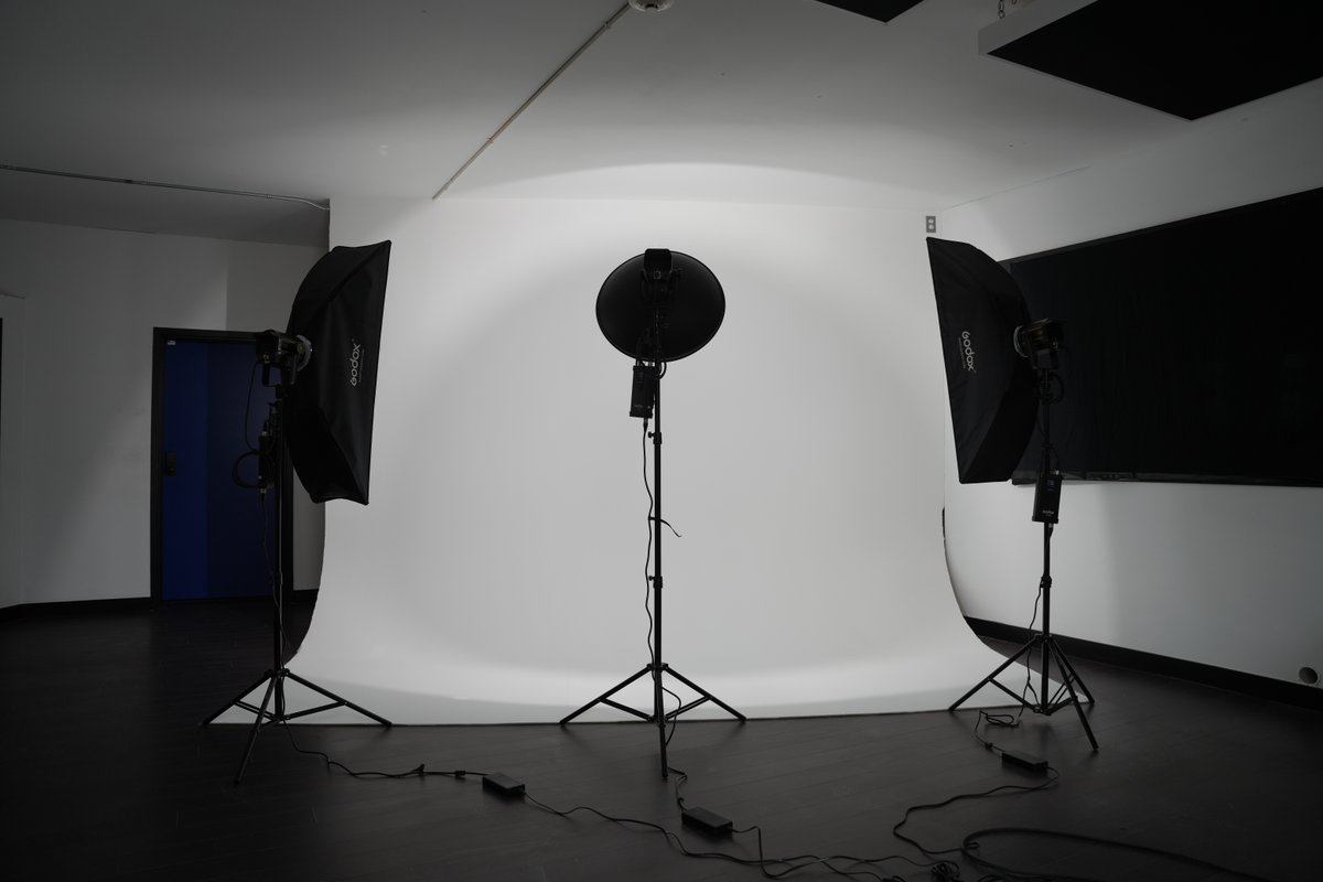 CoHoCreativeHub's tweet photo. While we might be flush with recording studios, that’s not all we’ve got here at COHO. The photo studio is the perfect place for headshots, brand photos, or any other photo projects you might have in mind. https://t.co/x2h4rvf6na