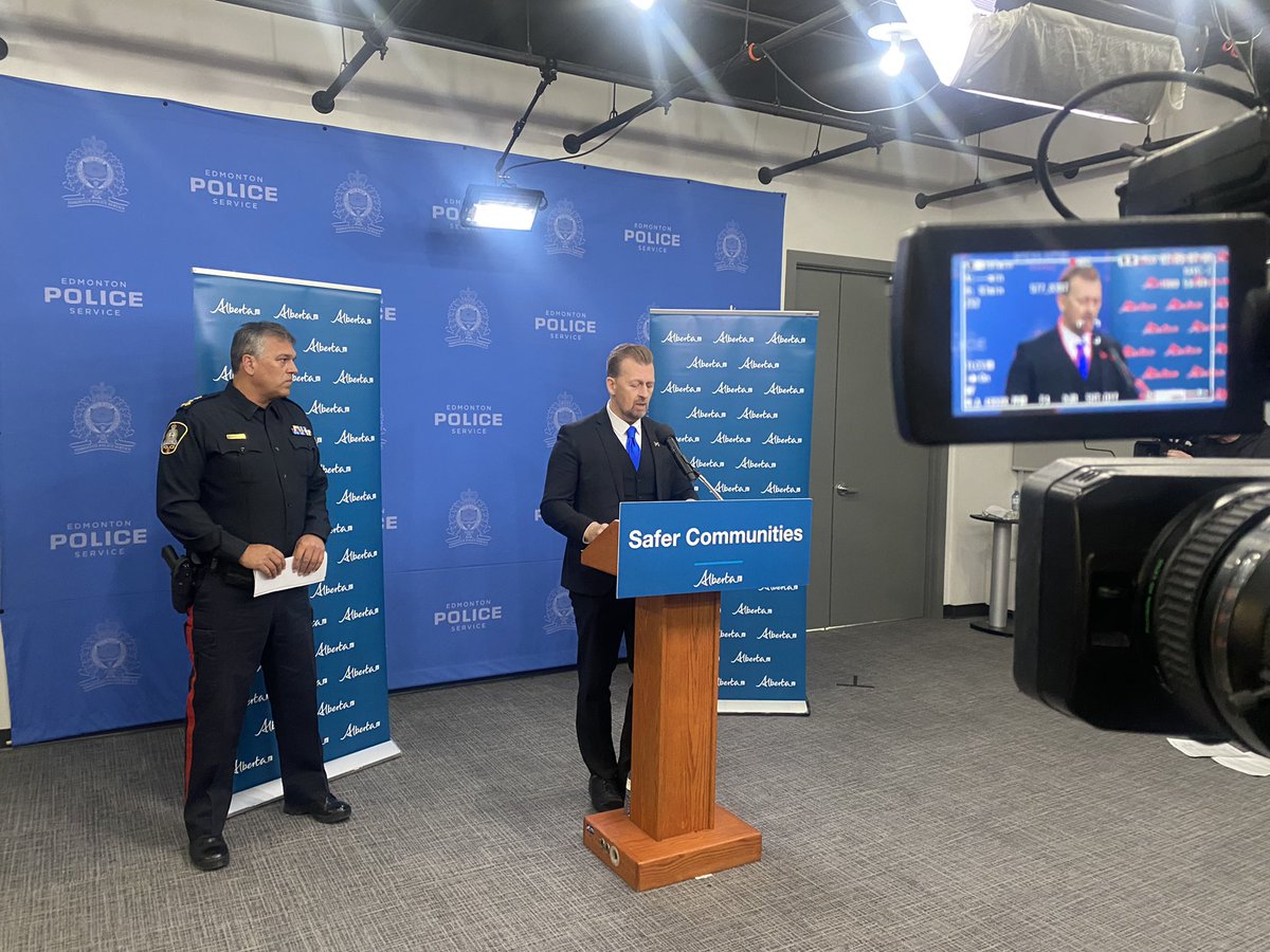 CarlyDRobinson's tweet photo. #Breaking Alberta beginning the process to mandate body worn cameras province wide. 

Minister @MikeEllisUCP calls this a step towards building trust between the community and police #yeg #yyc https://t.co/FiEDmFG3D5