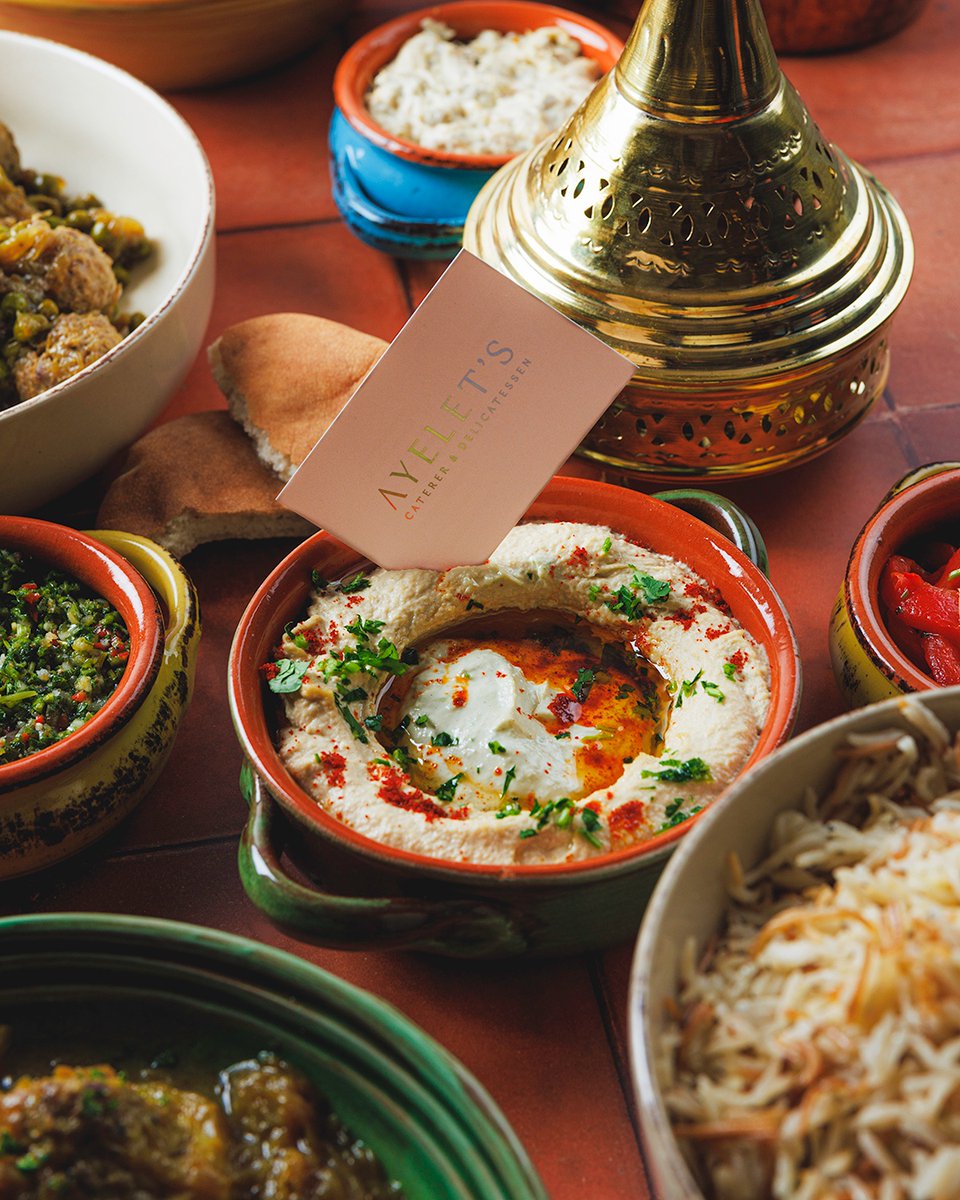 AyeletsCatering's tweet photo. There is room for hummus in any feast. As dreamy as it is creamy! 💛 #KosherKitchen #HummusRecipe https://t.co/XmFFWPlpry