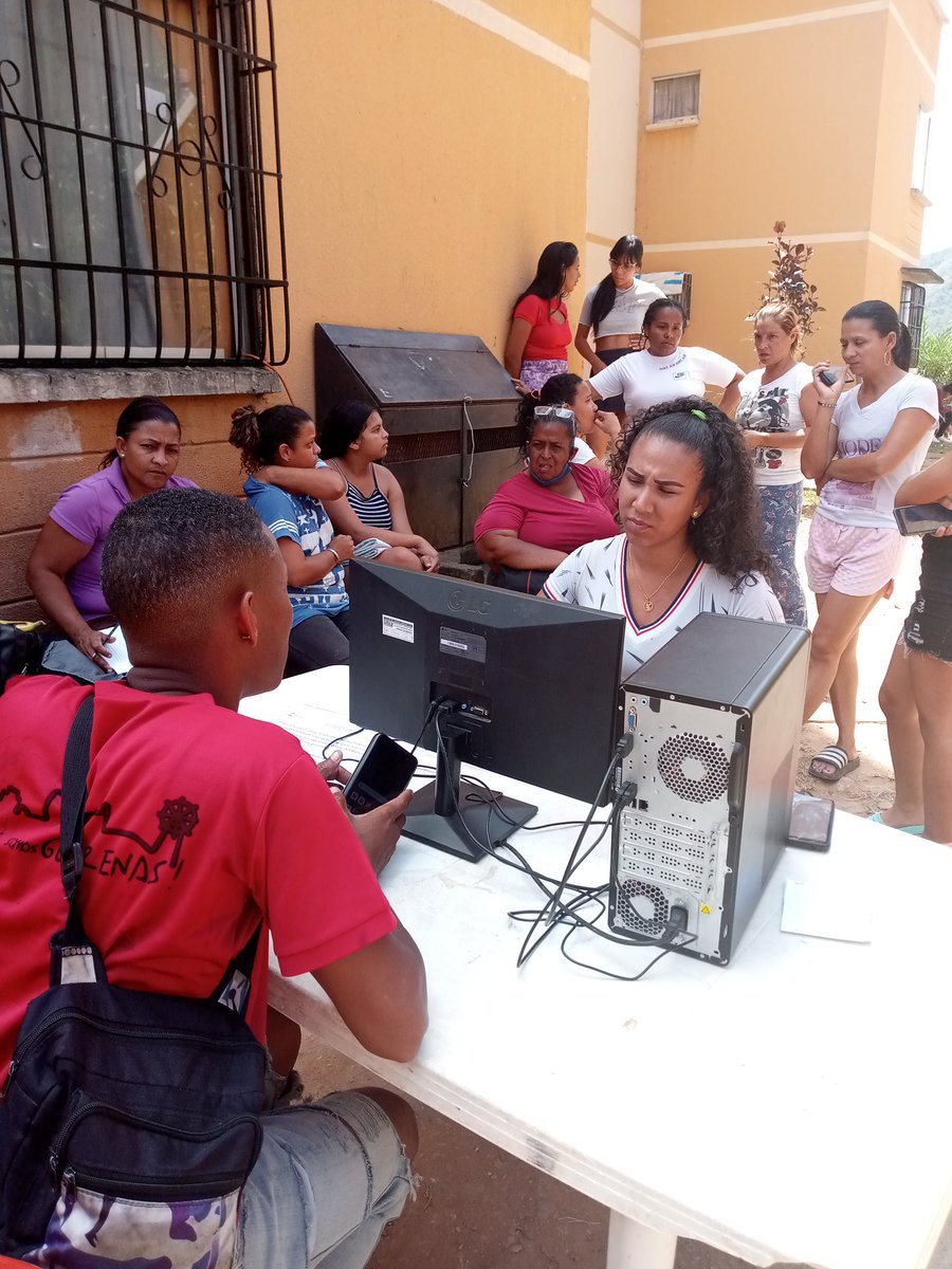 SecretaraDeGes2's tweet photo. La Secretaria de Gestión Social Política, conjunto con la Dirección de Misiones de la Alcaldía de Plaza. Hoy se atiende a la terraza 10 de Ciudad Belén, brindando una atención de actualización de página patria y escaneos de distintos sistemas sociales
GuarenasSeLevanta https://t.co/jKjnPZSuLL