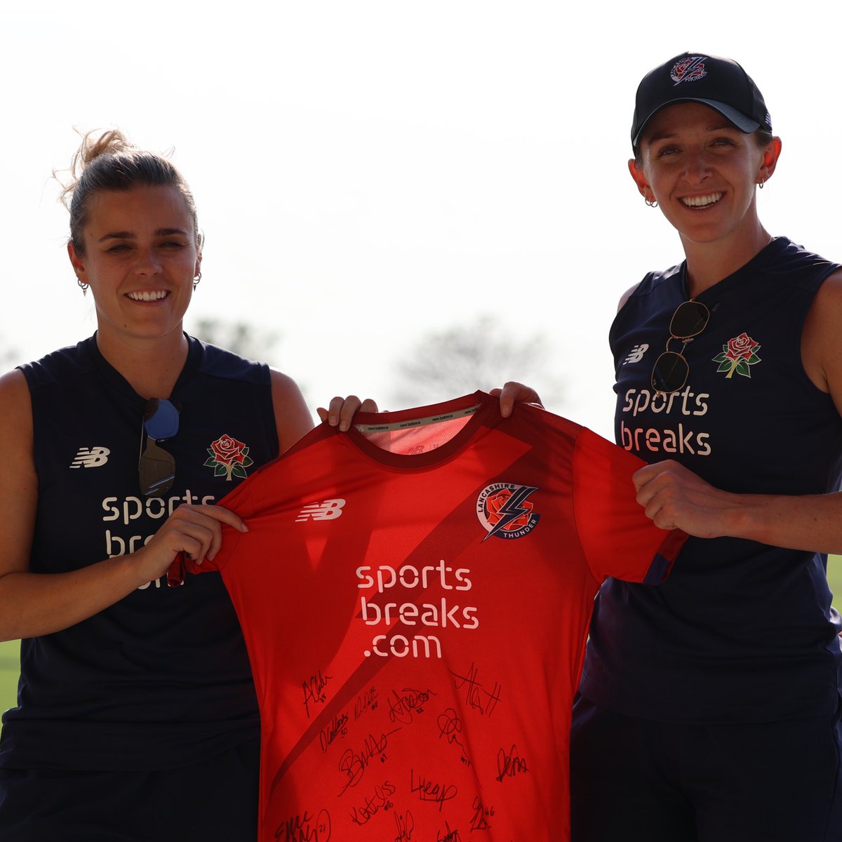 🚨 GIVEAWAY 🚨

We’re giving away a 🆕 <a href="/newbalance/">New Balance</a> Lancashire Thunder signed shirt!

To enter:
1) Retweet and like this post.
2) Follow <a href="/Thundercric/">Thunder Cricket</a> 
3) Tag a friend you’d bring to watch Thunder <a href="/EmiratesOT/">Emirates Old Trafford</a> this summer!

Good luck! 👍

🌹 #LancsOnTour | <a href="/Hilton/">Hilton</a>