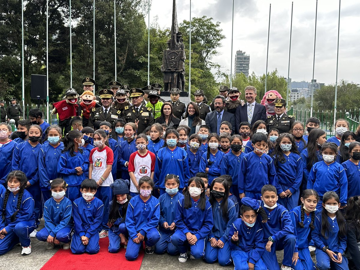 PoliciaEcuador's tweet photo. IMPORTANTE ||
Hoy se inauguró el plan piloto del proyecto #PolicíaDeBarrio, en #UIO.
Asistieron: #GraDCésarZapata, #DGSCOP; viceministra
@Sandra_Molina_B; Darby Parliamennt director adjunto de INL; autoridades e invitados especiales.
#EjePreventivo
#PrevenciónSituacional https://t.co/J83iYWBeZk