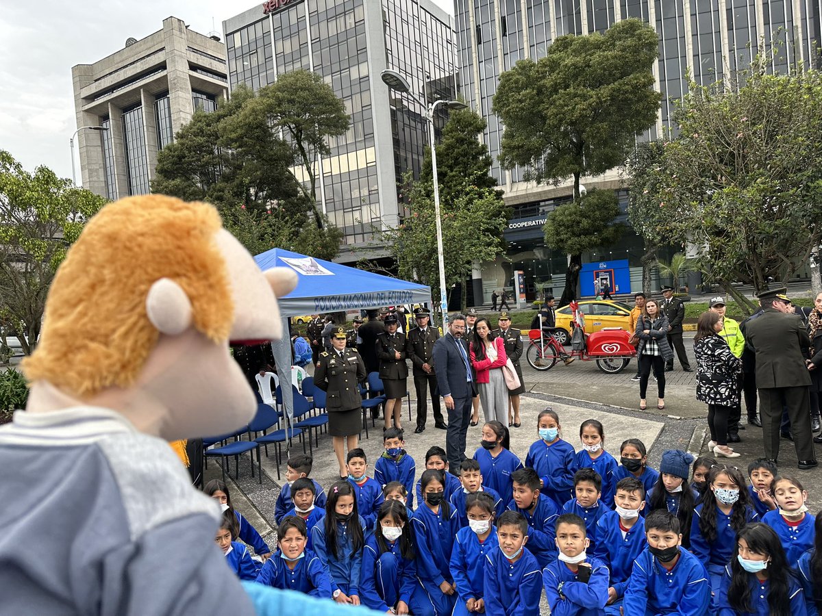 PoliciaEcuador's tweet photo. IMPORTANTE ||
Hoy se inauguró el plan piloto del proyecto #PolicíaDeBarrio, en #UIO.
Asistieron: #GraDCésarZapata, #DGSCOP; viceministra
@Sandra_Molina_B; Darby Parliamennt director adjunto de INL; autoridades e invitados especiales.
#EjePreventivo
#PrevenciónSituacional https://t.co/J83iYWBeZk