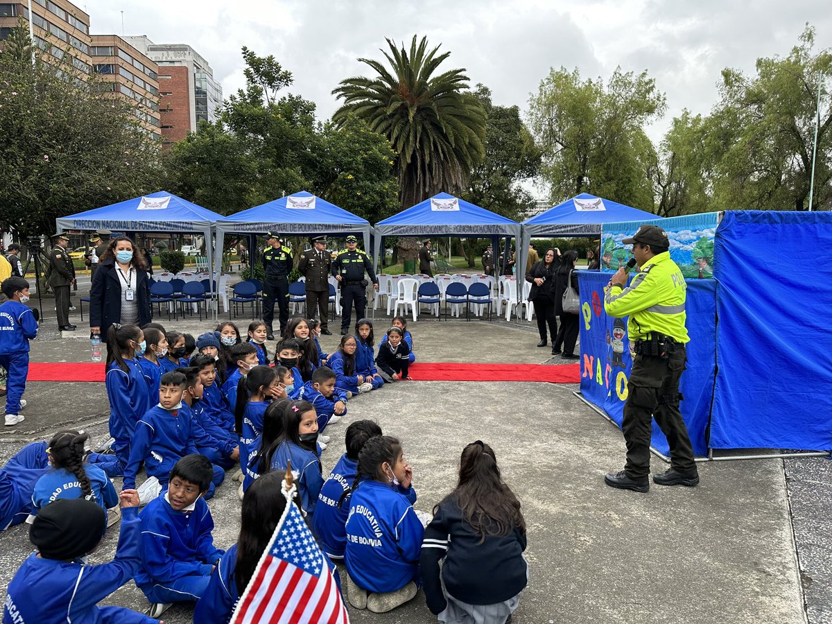 PoliciaEcuador's tweet photo. IMPORTANTE ||
Hoy se inauguró el plan piloto del proyecto #PolicíaDeBarrio, en #UIO.
Asistieron: #GraDCésarZapata, #DGSCOP; viceministra
@Sandra_Molina_B; Darby Parliamennt director adjunto de INL; autoridades e invitados especiales.
#EjePreventivo
#PrevenciónSituacional https://t.co/J83iYWBeZk