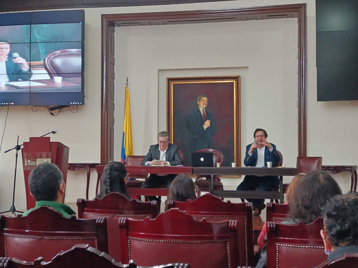 Mesa de interlocución por Humedales de Bogotá.
Informando realinderamiento al Humedal Tibanica, realizado con el POT Decreto 555/2021.

Cada vez el ecosistema pierde área, por ello su defensa y acciones contra el POT DTO555/2021.
<a href="/jcuestanovoa/">Jose Cuesta Novoa</a> <a href="/AlirioUribeMuoz/">Alirio Uribe Muñoz</a> <a href="/cancinodiegoa/">Diego Cancino</a>