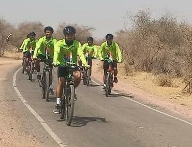 Celebrating #AKAM,Cycling Expedition by #KonarkSappers flagged off from #Khetolai, Rajasthan. The team will traverse 1100 KM in 14 days covering 42 border villages spreading awareness on Armed Forces Entry Schemes and felicitating Ex-servicemen & VeerNaris.
#DesertCorps