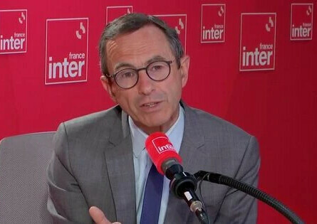 franceinter's tweet photo. Demain dans #le7930inter :

- à 7h50 @LeaSalame reçoit Arthur Teboul, auteur et chanteur de Feu! Chatterton, pour son recueil de poésie "Le déversoir. Poèmes minute"

- à 8h20 @LeaSalame et @ndemorand reçoivent Bruno Retailleau président du groupe LR au Sénat https://t.co/GRrEraIMdG