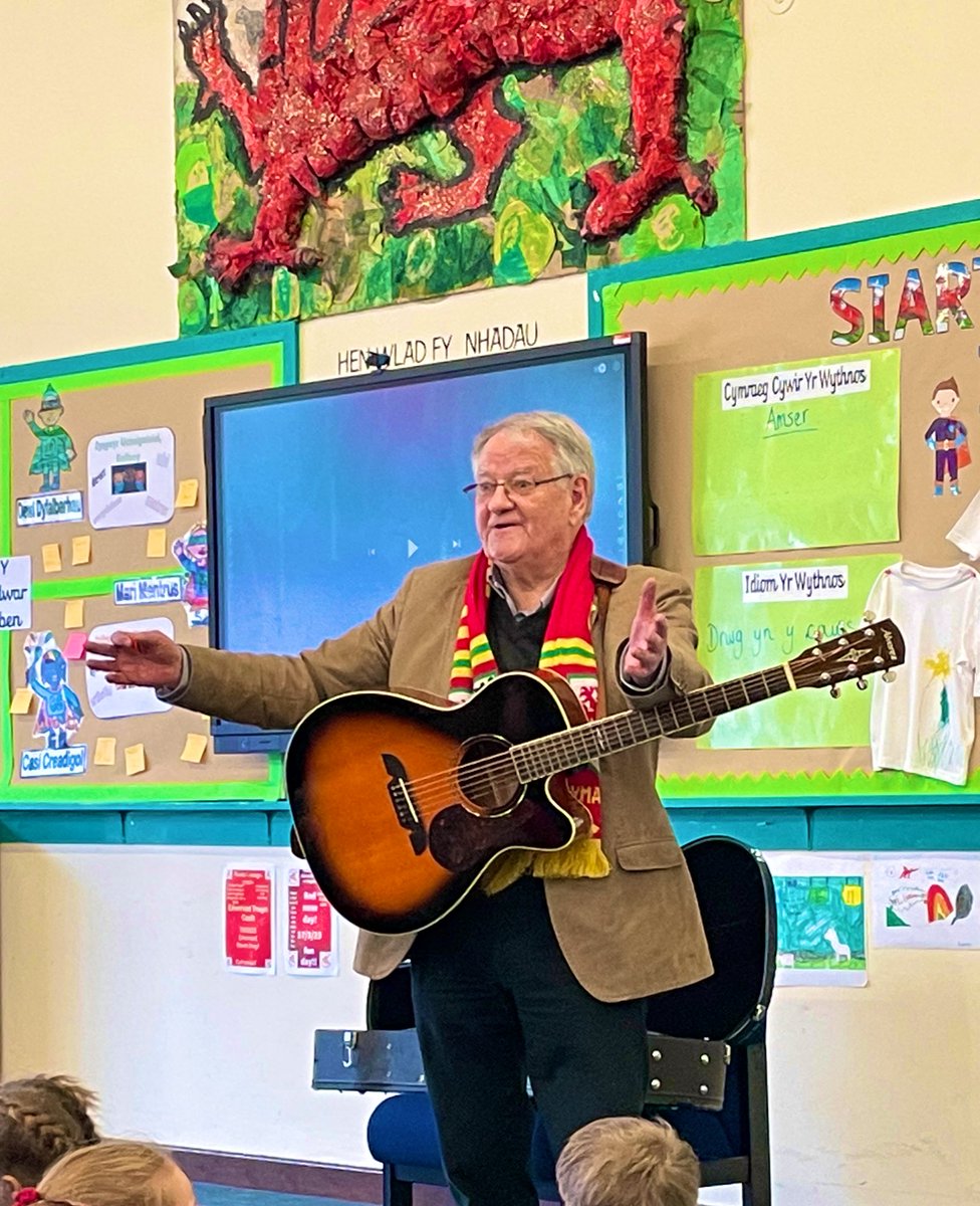 MorfaRhianedd's tweet image. Anrhydedd heddiw oedd cael @dafyddiwan draw i’r ysgol am sesiwn ganu ac ateb cwestiynau! Profiad anhygoel i’n disgyblion a staff i gyd! 

What an honour was having Dafydd Iwan over today! We enjoyed listening to his stories and singing along with him, especially to Yma o Hyd! 🏴󠁧󠁢󠁷󠁬󠁳󠁿