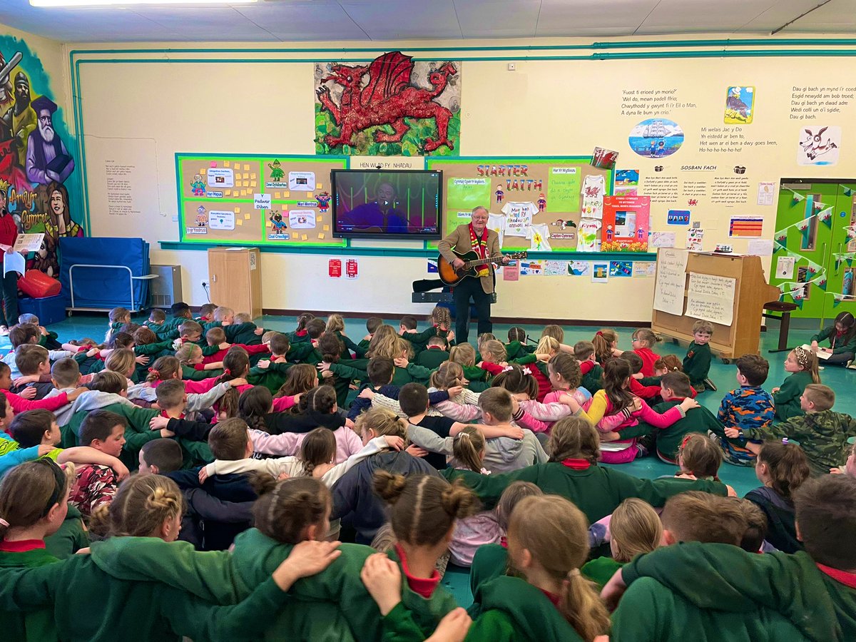 MorfaRhianedd's tweet image. Anrhydedd heddiw oedd cael @dafyddiwan draw i’r ysgol am sesiwn ganu ac ateb cwestiynau! Profiad anhygoel i’n disgyblion a staff i gyd! 

What an honour was having Dafydd Iwan over today! We enjoyed listening to his stories and singing along with him, especially to Yma o Hyd! 🏴󠁧󠁢󠁷󠁬󠁳󠁿