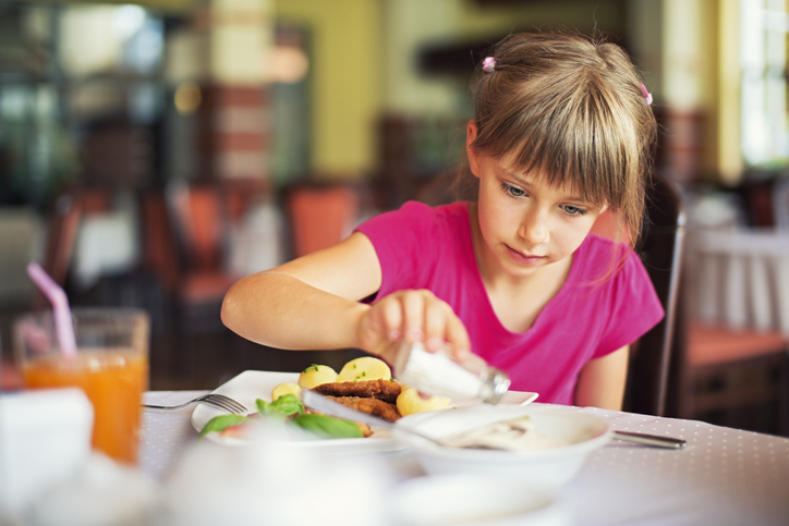 CDC_DNPAO's tweet photo. Lowering sodium in foods children eat can help lower blood pressure and may prevent heart disease later in life. Learn more about sodium and health: https://t.co/FT515C4JTZ https://t.co/M6C3xbuKYC