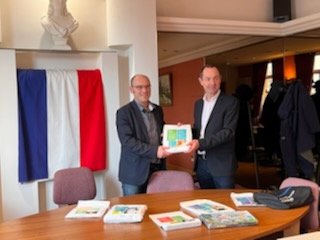 Dans un contexte de #sobriété et d'#économies d'#énergies, remise d'un kit "ecocitoyens" <a href="/GRDF/">GRDF</a> à M. Le Maire de Courchelettes. Les enfants des centres aérés pourront ainsi devenir ambassadeurs des bons gestes a adopter. #transitionenergetique #MDE