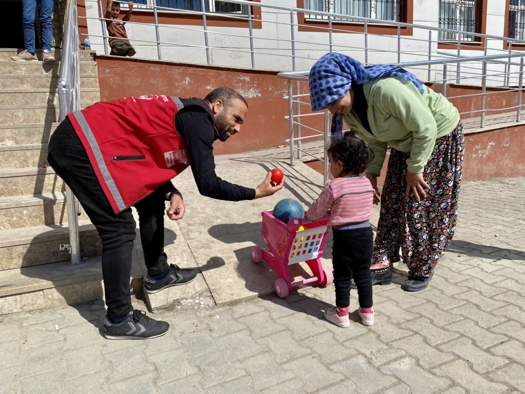 Kahtaasp's tweet photo. Afetin izleriniz silmek ve günlük yaşama dair adaptasyon sürecini hızlandırmak amacıyla, İlçemiz Merkez ve Köyleri, Sincik Merkez ve Köyleri ile Menzil Buhara Evlerinde bulunan vatandaşlarımıza yönelik psikososyal desteklerimiz devam etmektedir. @FHMCELIK @selamikorkutat2 https://t.co/NyONo9atVG