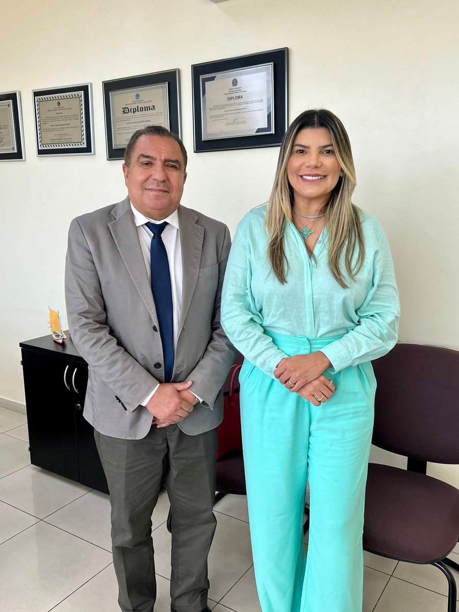 depinacioloiola's tweet photo. Recepcionando nossa prefeita @jeanemoura15  de Senador Rui Palmeira aqui na @assembleiaal, para alinhar as ações que serão executadas por meio das emendas parlamentares do nosso mandato. Para os municípios alagoanos, o caminho do desenvolvimento se faz com parcerias sólidas. 😃🤝🏼 https://t.co/SOKOGn2zAN