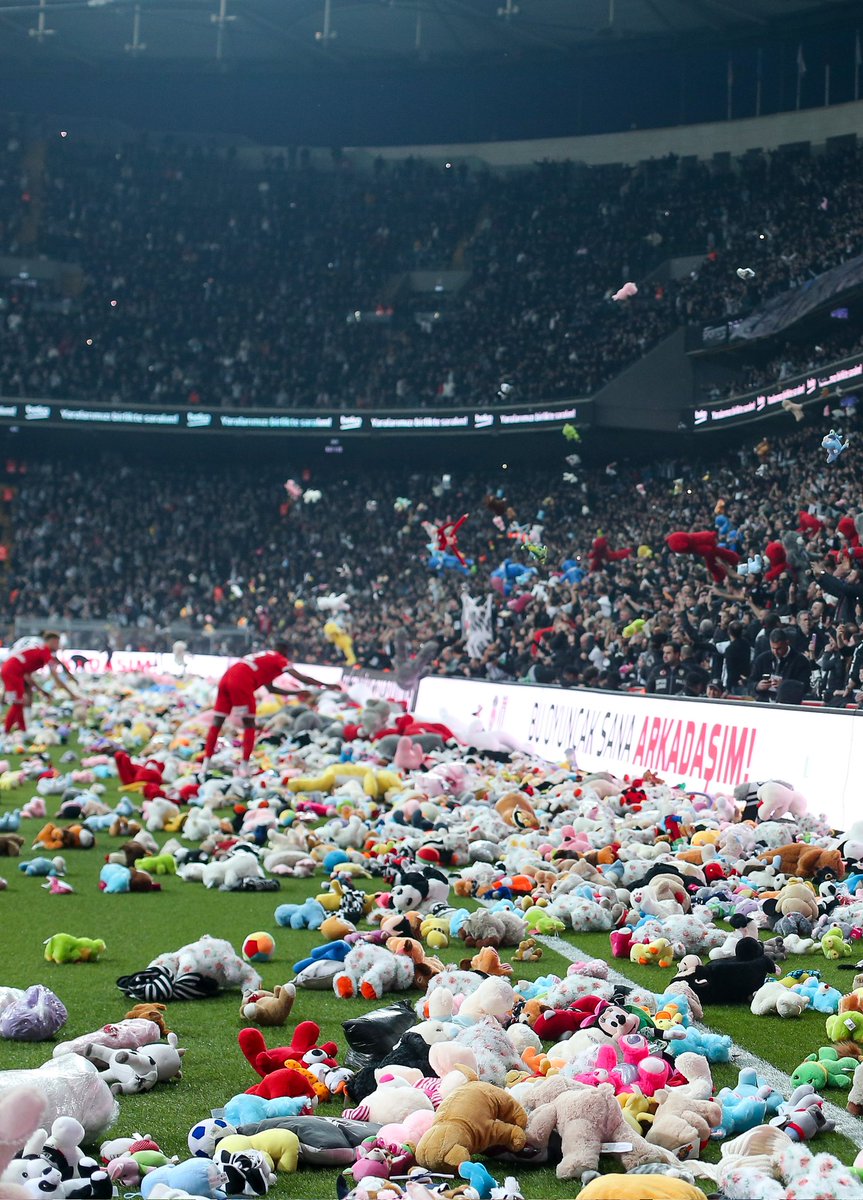 AhmadMora1's tweet photo. Besiktas fans throwing stuffed animals on the pitch for kids in the areas affected by the recent earthquakes🙏❤️🇹🇷
#besiktas https://t.co/8aFNfXlkKC