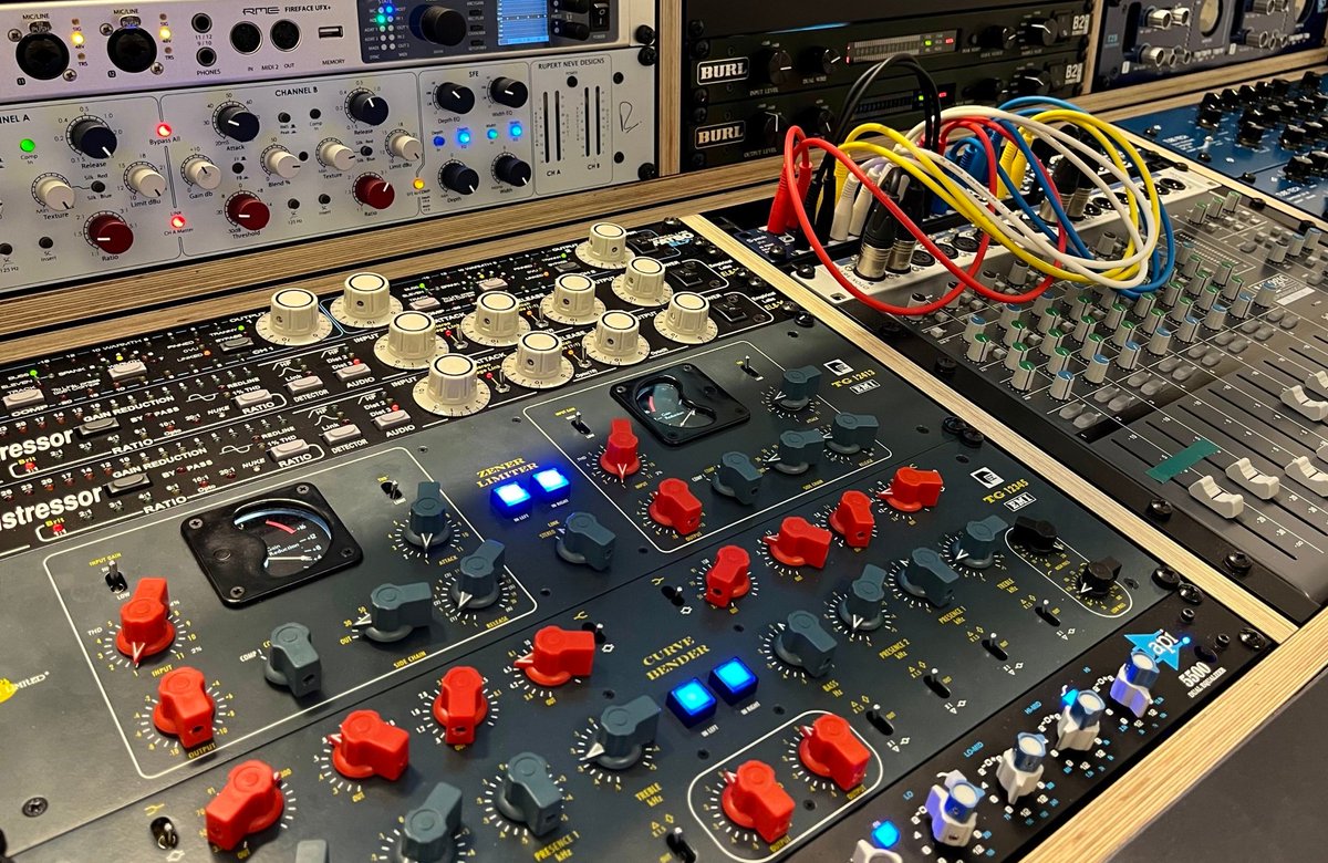 Stage1Team's tweet photo. RT @PLAYERUNKNOWN: RT @PPROD: 🔊 Do you know which type of audio processing is better for gaming - analog or digital? Our latest article explores the benefits of a hybrid approach, and why analog processing still has a place in a digital world.

… https://t.co/ltM0yvRLxC