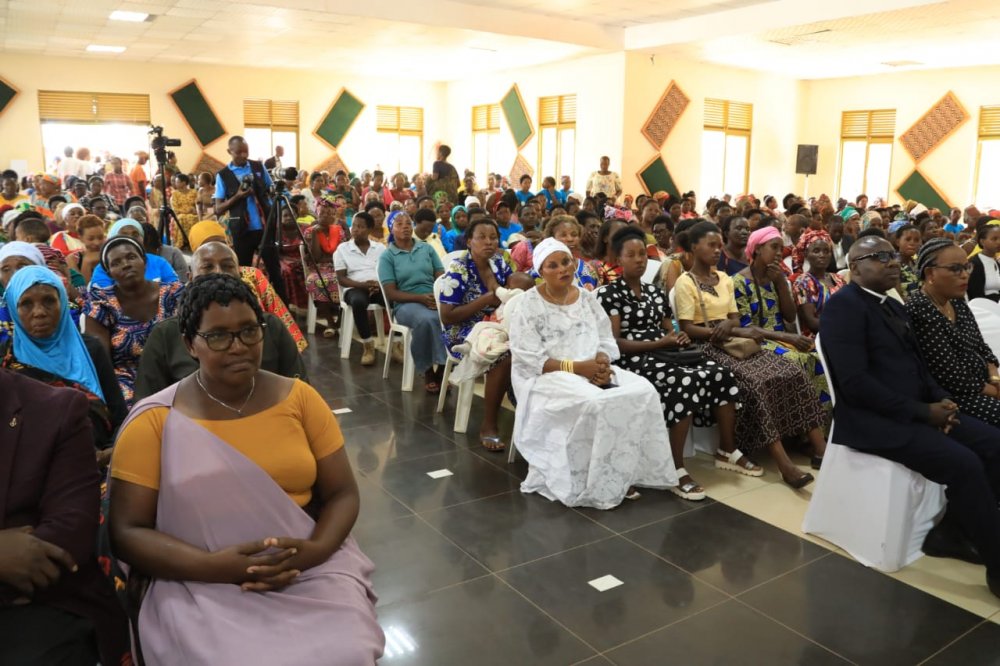 harerimana_tito's tweet photo. "Inama y'igihugu y'abagore igenda itera inkunga abagore batandukanye cyane cyane abacuruzi,  ikanabasaba kongera ikoranabuhanga mu byo bakora".

Ubushakashatsi bwakozwe na PSF bwerekanye ko 74% by'abacuruzi mu Rwanda ari  abagore,.....

#IWD2023
#WomenInTech
#UmugoreKuRuhembe https://t.co/d5YaFVYuUF