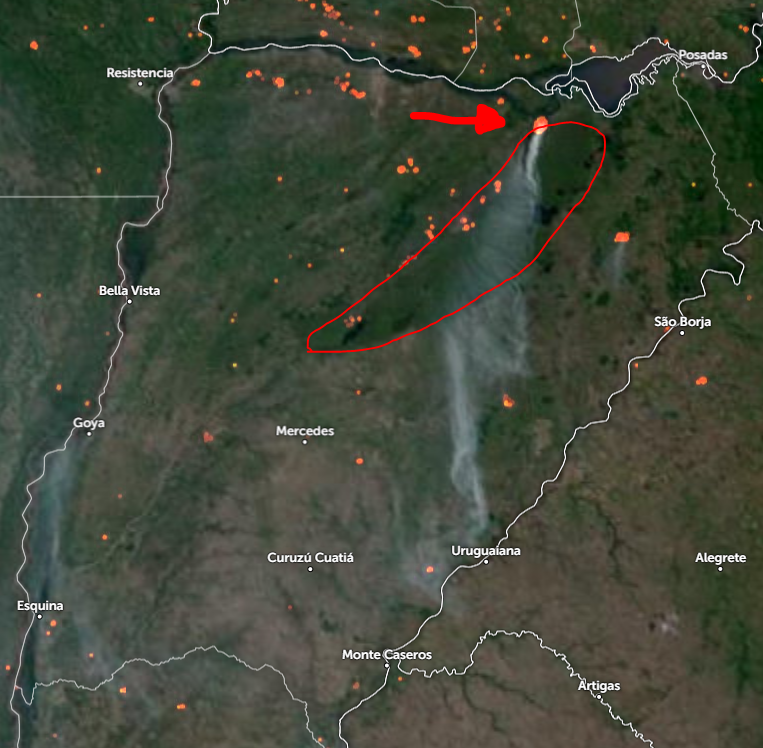 rusosnith's tweet photo. Se ve clarísimo el foco de incendio en Ituzaingó, el borde superior del Parque Nacional Iberá, con una pluma de humo que atraviesa toda la provincia hacia el sur. https://t.co/3ITYpClAqK