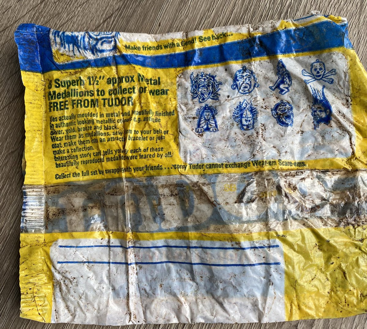 Found this #Tudor Crisps Pickled Onion packet in Ballymenoch Park today …. apparently the Wear-em Scare-em promotion was in 1974 so this packet is 49 years old, wow! 😮
@KeepNIBeautiful @isupportlhlh @2minuteHQ #BigSpringClean #litterpick