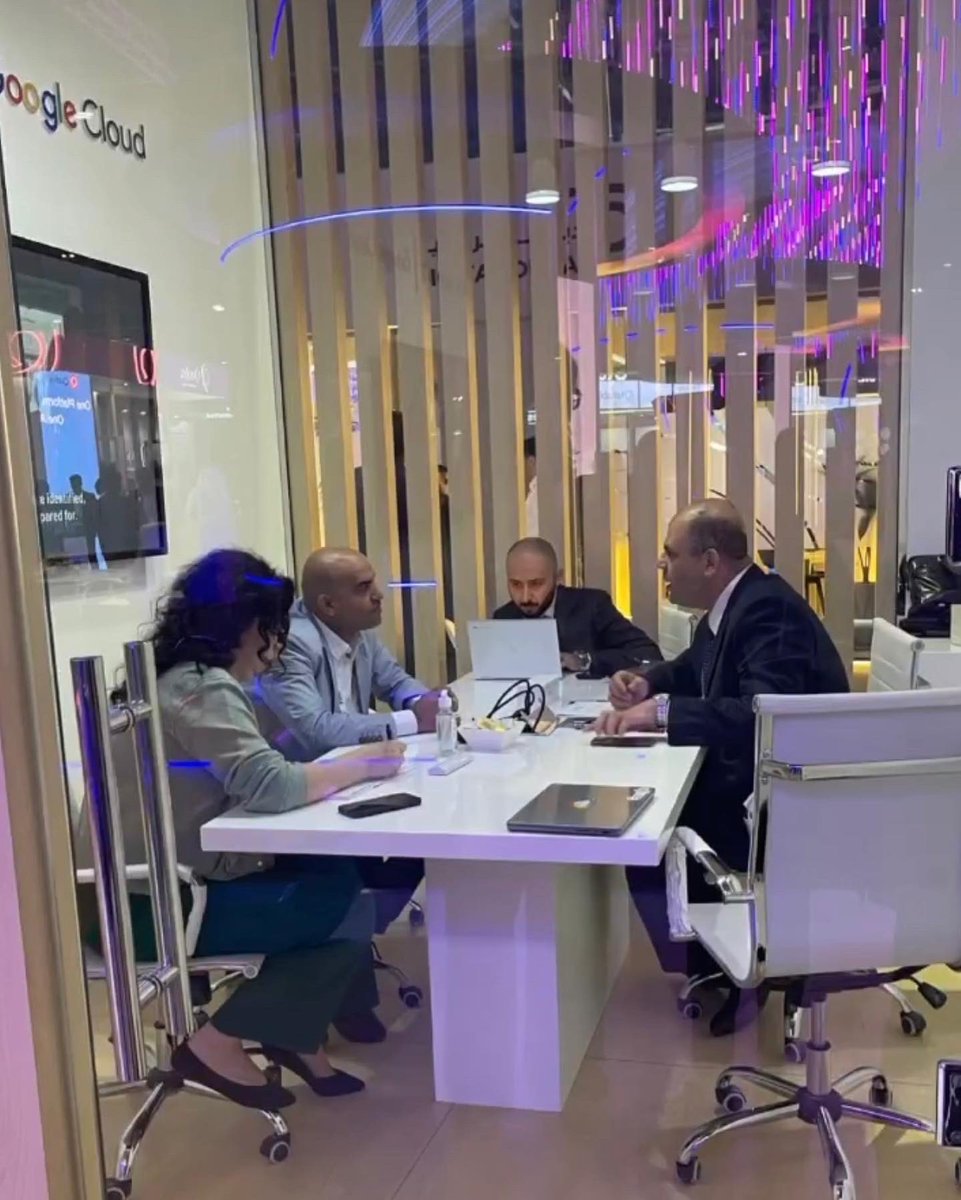 Meshleen12's tweet photo. #notimetobreathe &amp; #notimetofall 🙌🏻
Lessons you learn along the way,  while trying to keep up with the #dubai daily life #hustle 🤯
Running between  #dihad &amp; @gisecglobal 💚 supporting and securing interviews all day long 🔥
@SherpaComms 
#dwtc #uae #media #interview #pr #prlife https://t.co/wqYYdH3kHQ