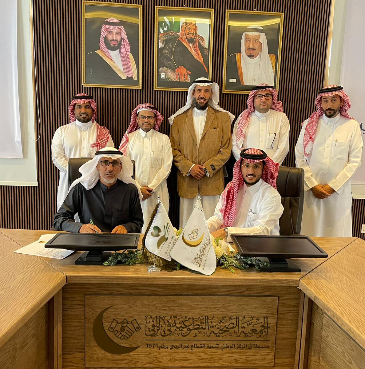 MU_DENT's tweet photo. تحت رعاية سعادة عميد الكلية د. ناصر الذروي تم توقيع مذكرة تفاهم بين  #كلية_طب_الأسنان و #الجمعية_الصحية_التطوعية_بالزلفي وذلك تحقيقاً لأهداف وتطلعات جامعة المجمعة وتفعيلاً لدورها في مجال الخدمة المجتمعية. https://t.co/lzyJaU0y2w