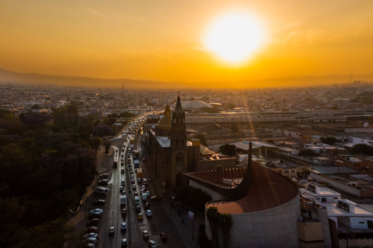ElDronRamonSLP's tweet photo. ¡Buenos días, San Luis Potosí! ☀️🌇 ¿Ya vieron qué espectacular se ve el amanecer cerca del Puente Othón en la Alameda Central? 😍🚶‍♀️🚶‍♂️ ¡Es la mejor manera de empezar el día!
🙌 #AlamedaCentral #PuenteOthón #Amanecer #Fotografía #Turismo #mexico #SLP #drone #mavicpro2 https://t.co/LyXQdOdA0H
