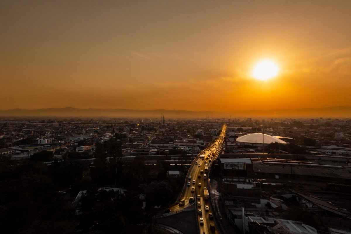 ElDronRamonSLP's tweet photo. ¡Buenos días, San Luis Potosí! ☀️🌇 ¿Ya vieron qué espectacular se ve el amanecer cerca del Puente Othón en la Alameda Central? 😍🚶‍♀️🚶‍♂️ ¡Es la mejor manera de empezar el día!
🙌 #AlamedaCentral #PuenteOthón #Amanecer #Fotografía #Turismo #mexico #SLP #drone #mavicpro2 https://t.co/LyXQdOdA0H