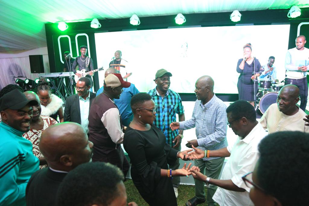 OfwonoOpondo's tweet photo. @honelijahokupa @Mukulaa @DennisMbidde Gen #OtemaAwany at the #Eveningwith @norbertmao @BeatriceKayanja https://t.co/MOlcflFTaE