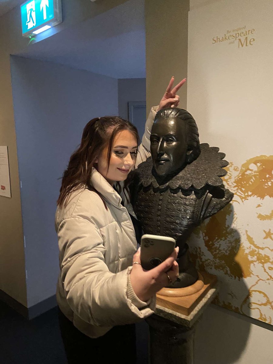 Tourists in Stratford learning so much about Shakespeare in context 👩🏻‍🏫 So lovely to be back with team English for the day 🥰 <a href="/UWPGSEC/">University of Worcester - PGCE Secondary course</a>
