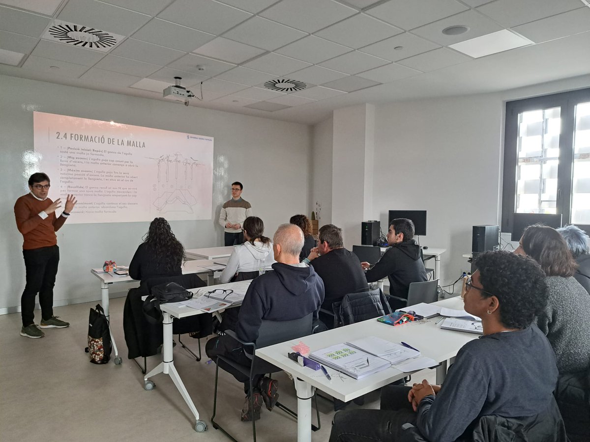 Iniciat el curs de Programació de gènere de punt. Busquem empreses que disposin de tecnologia #shimaseiki i que estiguin disposades a tenir alumnes en pràctiques de programació #apex, preferiblement del #BaixLlobregat, #Anoia, #Barcelonès #formació #ocupació #Igualada