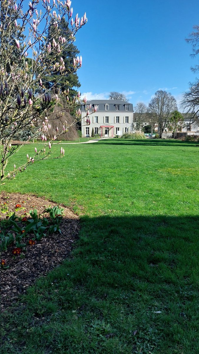 PG_orleans's tweet photo. Une equipe de la cour d'appel a decouvert @lamouillere les premiers projets des étudiants ! De belles propositions pour aménager les jardins du palais ! Projets finaux en mai - à suivre 🌷⚘️🌳 https://t.co/XUJBdLG7oM