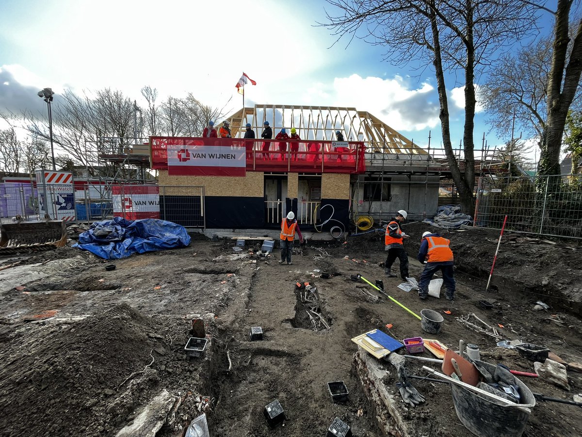 Geslaagde inloop dag bij onze bouwplaats in Rottum waar een bijzondere archeologische vondst is gedaan, vandaag met <a href="/Lycens/">Lycens</a> en <a href="/NCGroningen/">NationaalCoördinator</a> diverse groepen (omwonenden, scholen) rondgeleid, uiteraard konden de collega’s niet ontbreken