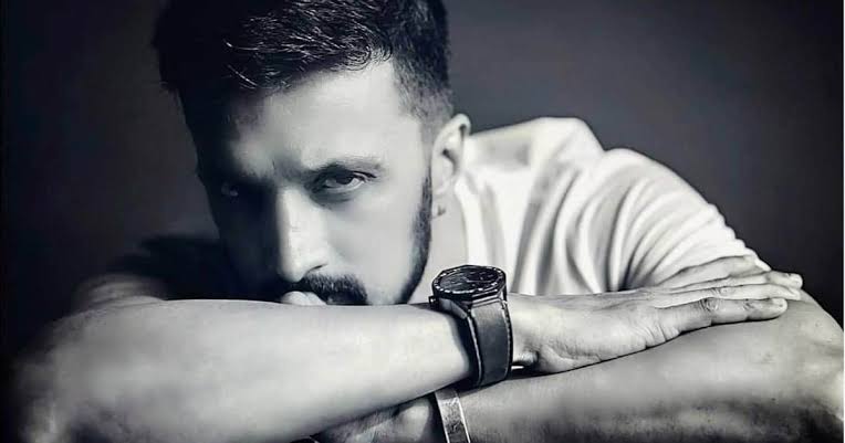 aruksh___21's tweet photo. ಸದ್ದಿಗೆ ಮೌನದ
ಮೌನಕ್ಕೆ ಸದ್ದಿನ ಪರಿಚಯವು ಆಗಿರಲು
ಮೌನವೇ ಸದ್ದಾಯಿತು
ಸದ್ದೇ ಮೌನವಾಯಿತು...!!!
#KicchaSudeep𓃵 #kicchaa https://t.co/5EvtYLtFOd
