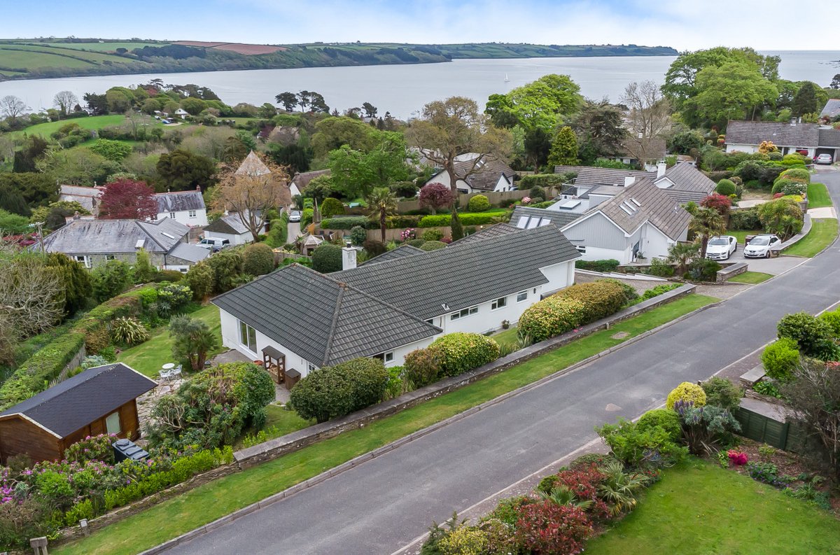Beautifully presented property with stunning creek and rural views, moments from Loe Beach, Feock. 
Full Details are here - digital.fluxpro.io/Brochure/TRU22…
